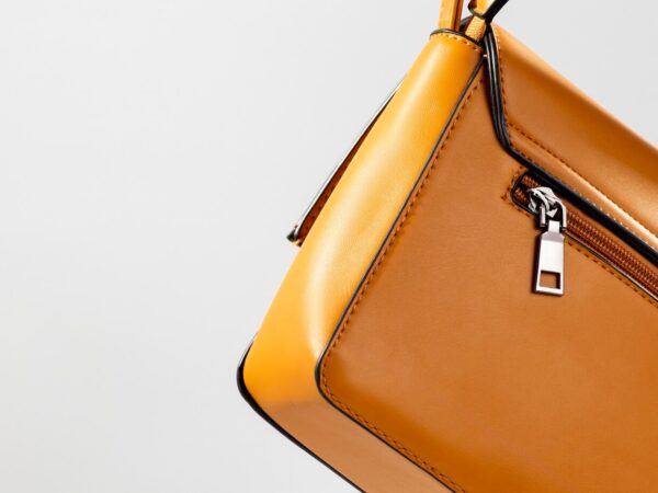 Qual a diferença entre uma bolsa de mão e uma mochila de couro para uso diário?