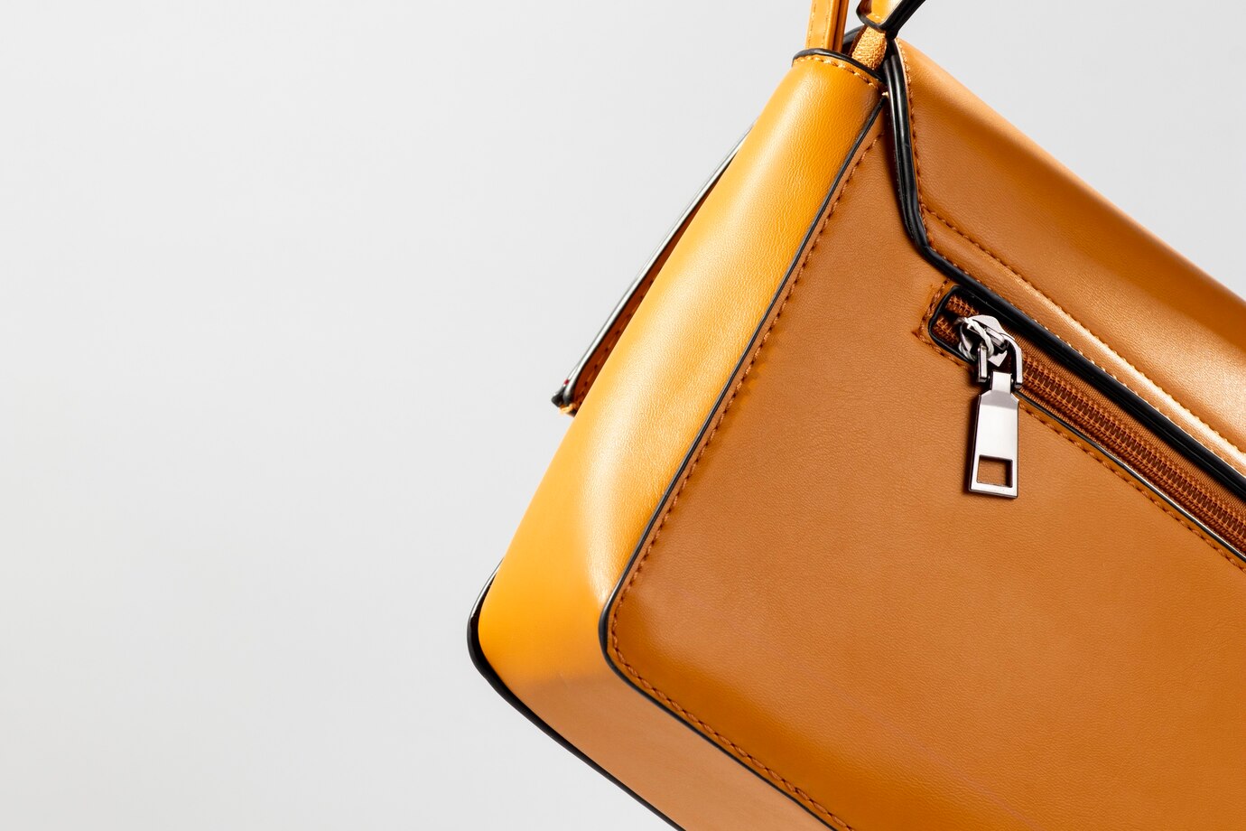 Qual a diferença entre uma bolsa de mão e uma mochila de couro para uso diário?